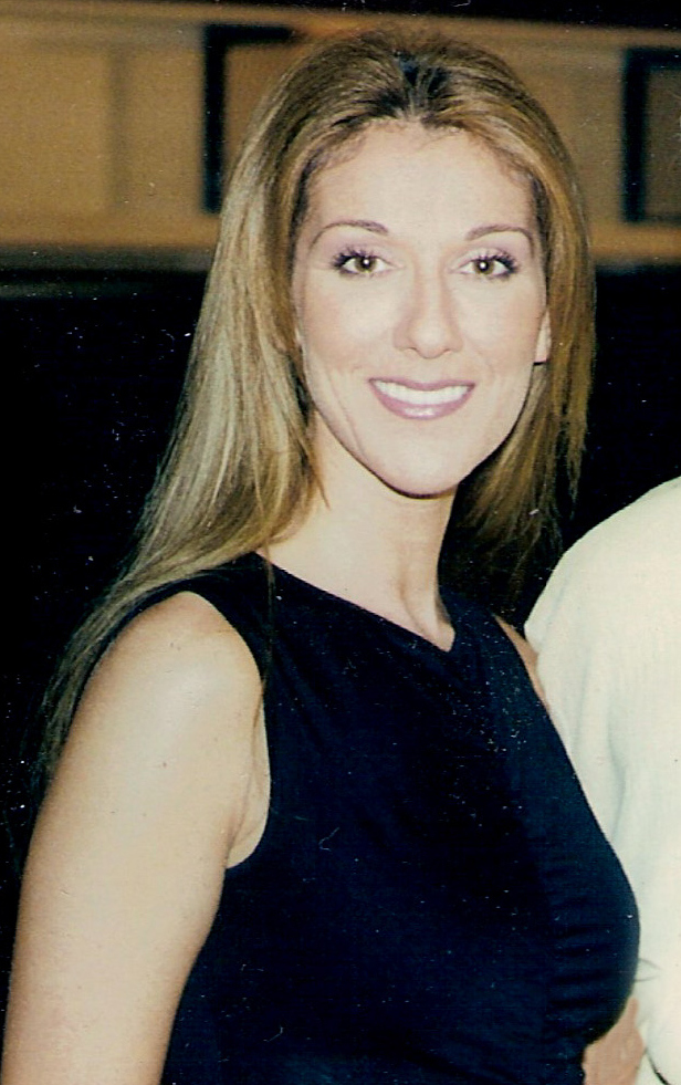Céline Dion sorrindo em evento