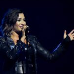 Demi Lovato sorrindo em apresentação