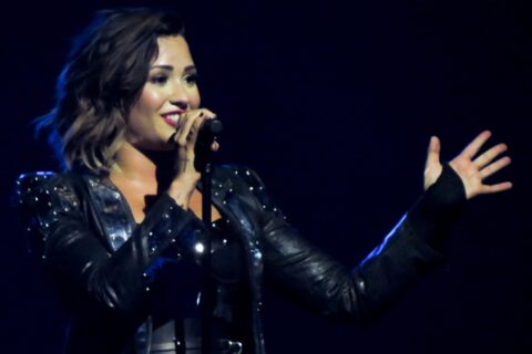 Demi Lovato sorrindo em apresentação