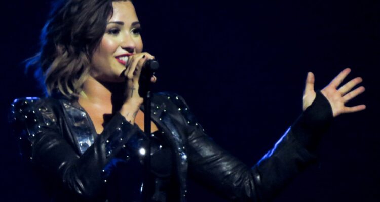 Demi Lovato sorrindo em apresentação, Wikimedia Commons