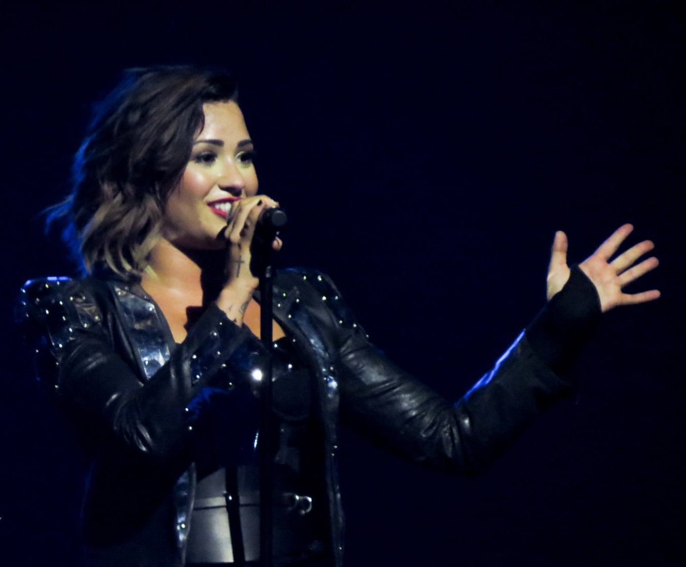 Demi Lovato sorrindo em apresentação