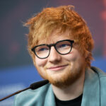 Ed Sheeran se apresentando ao vivo em turnê
