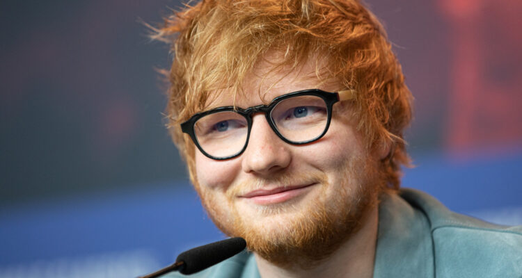Ed Sheeran se apresentando ao vivo em turnê