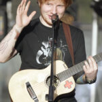 Ed Sheeran se apresentando ao vivo