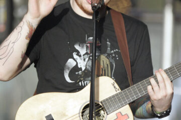 Ed Sheeran se apresentando ao vivo