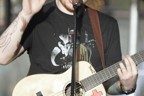 Ed Sheeran se apresentando ao vivo