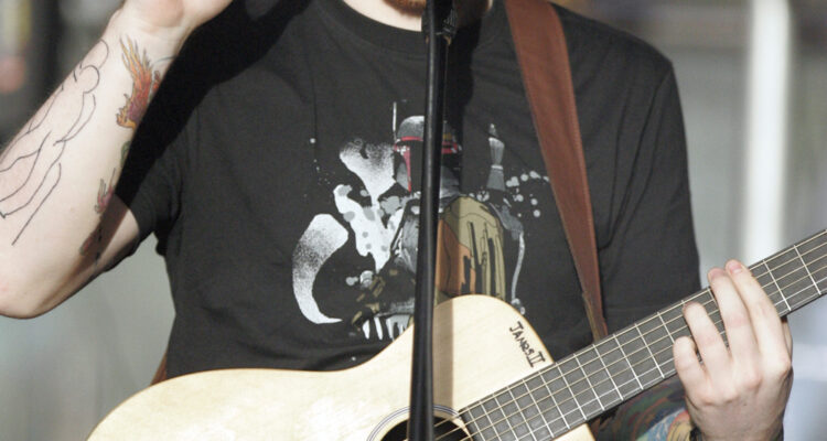 Ed Sheeran se apresentando ao vivo