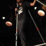 Eddie Vedder cantando no palco com o Pearl Jam