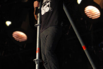 Eddie Vedder cantando no palco com o Pearl Jam