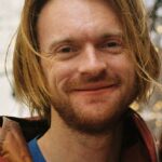 Finneas O'Connell se apresentando ao vivo