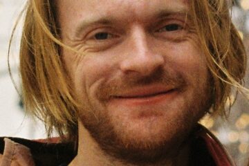 Finneas O'Connell se apresentando ao vivo