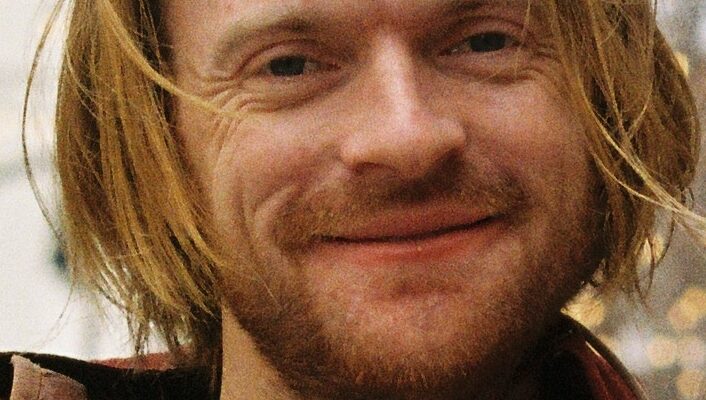 Finneas O'Connell se apresentando ao vivo