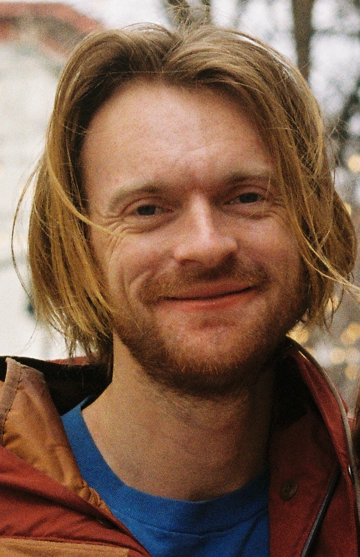 Finneas O'Connell se apresentando ao vivo