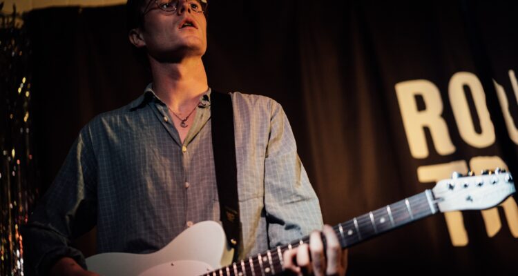 Banda Fontaines D.C. se apresentando ao vivo