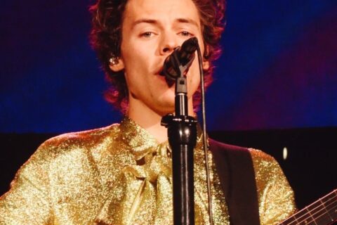 Harry Styles se apresentando ao vivo no palco
