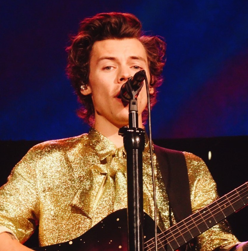 Harry Styles se apresentando ao vivo no palco