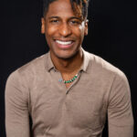 Jon Batiste tocando piano em apresentação ao vivo