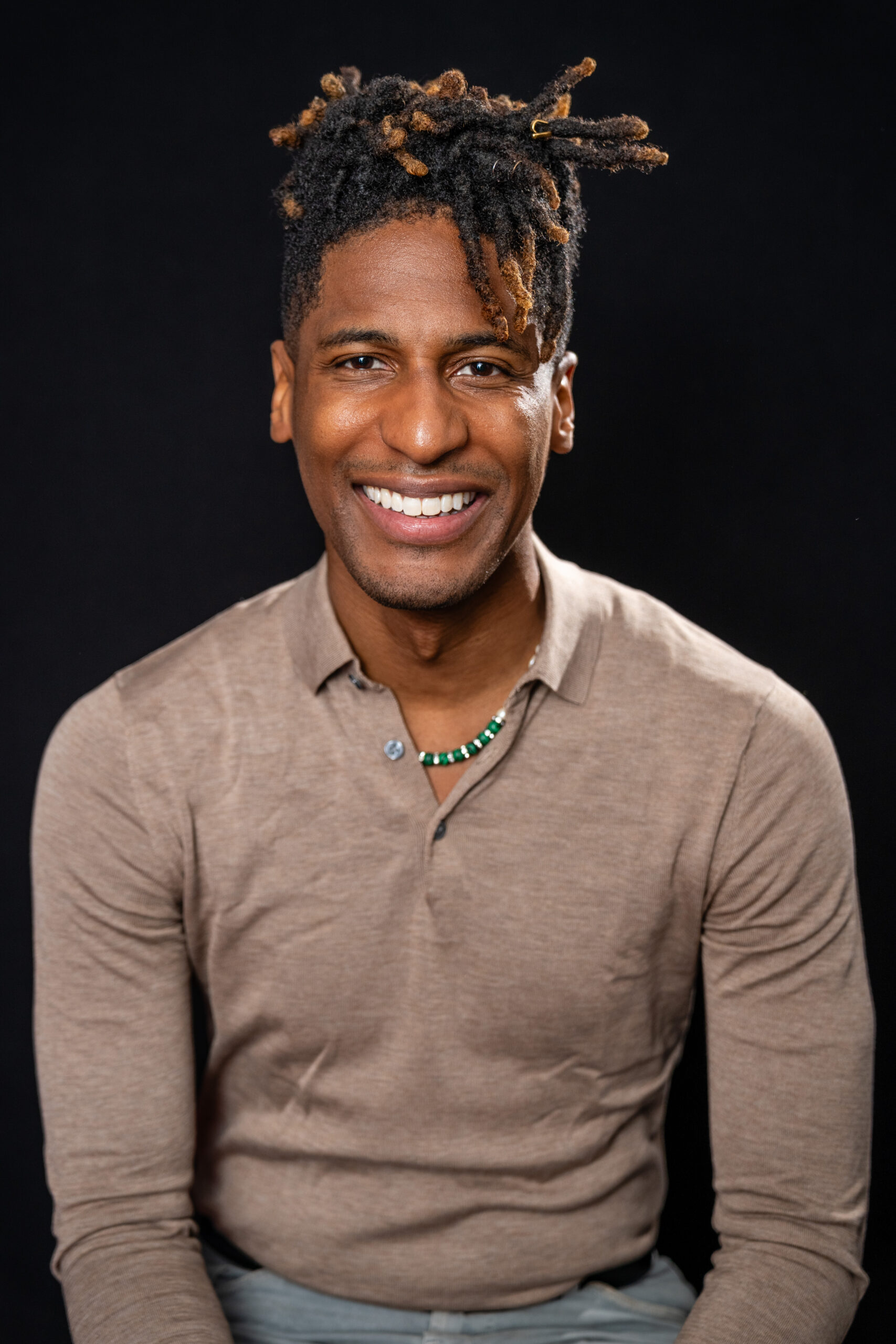 Jon Batiste tocando piano em apresentação ao vivo