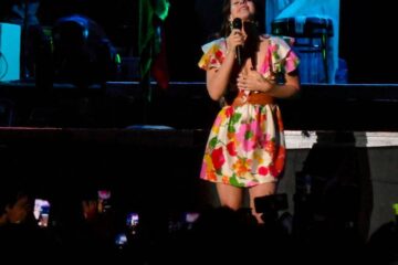 Lana Del Rey se apresentando ao vivo em festival