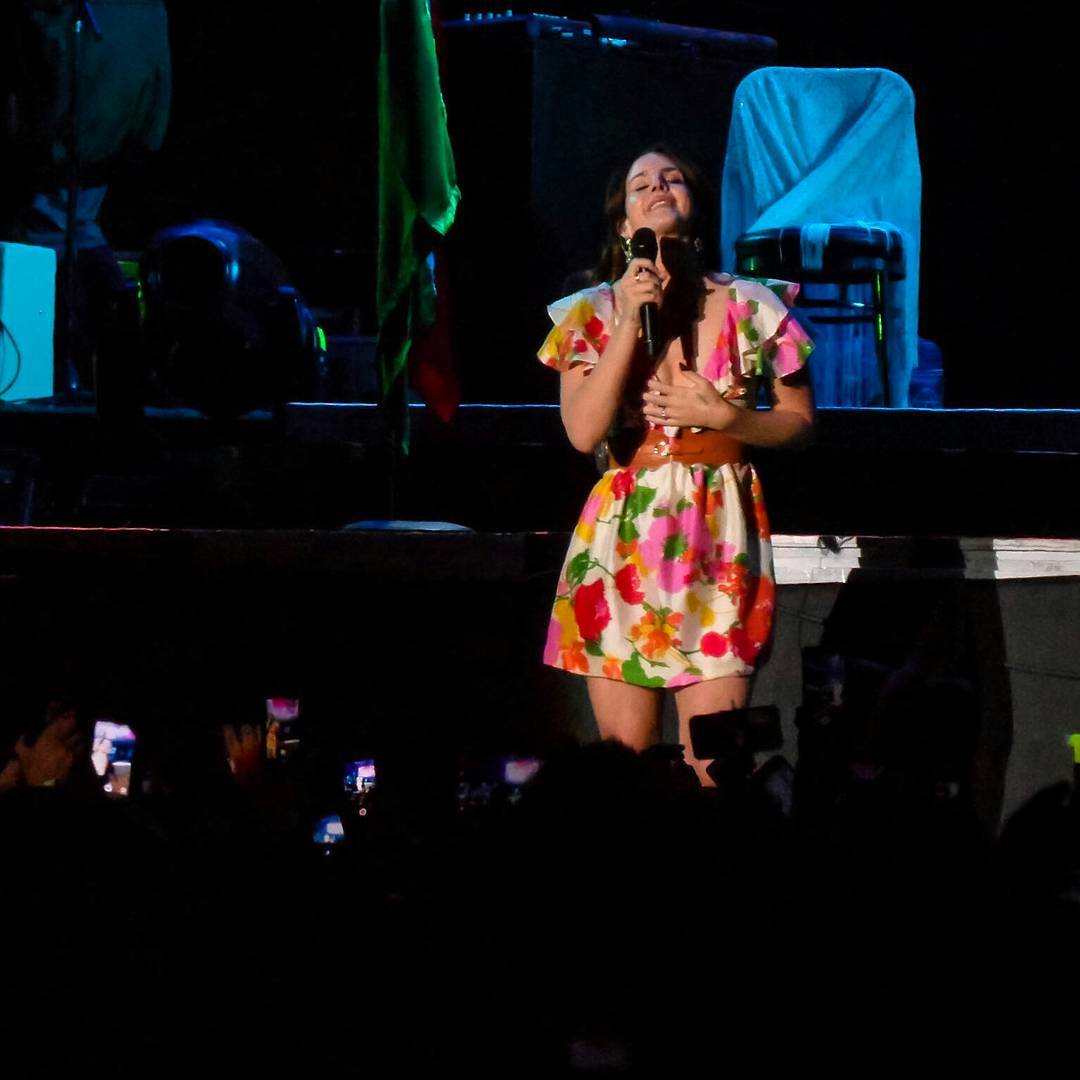 Lana Del Rey se apresentando ao vivo em festival