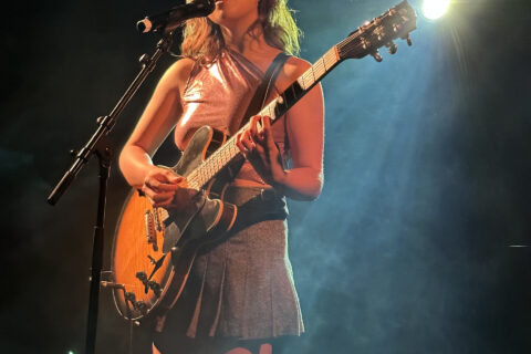 Laufey se apresentando ao vivo no Montreux Jazz Festival
