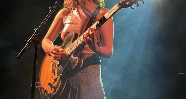 Laufey se apresentando ao vivo no Montreux Jazz Festival