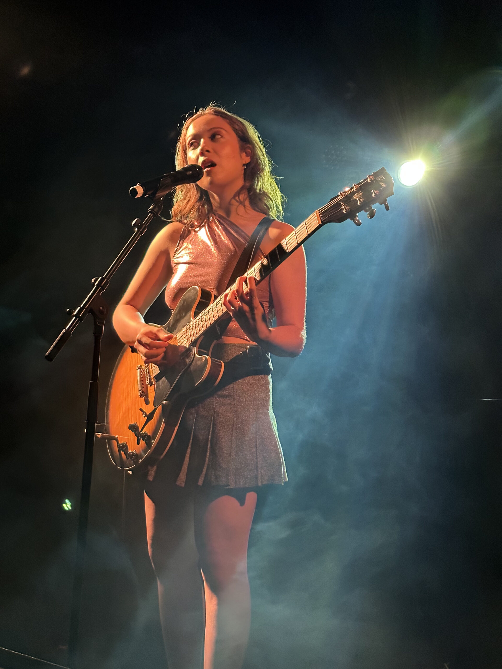 Laufey se apresentando ao vivo no Montreux Jazz Festival
