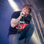 Integrante do Dropkick Murphys se apresentando ao vivo no palco