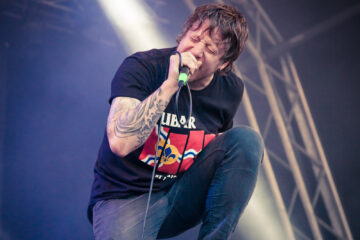 Integrante do Dropkick Murphys se apresentando ao vivo no palco