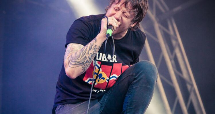 Integrante do Dropkick Murphys se apresentando ao vivo no palco