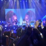 Liniker se apresentando ao vivo durante a turnê do álbum Caju, em Campinas, 2025