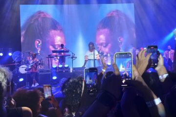 Liniker se apresentando ao vivo durante a turnê do álbum Caju, em Campinas, 2025