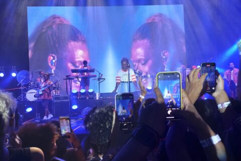 Liniker se apresentando ao vivo durante a turnê do álbum Caju, em Campinas, 2025