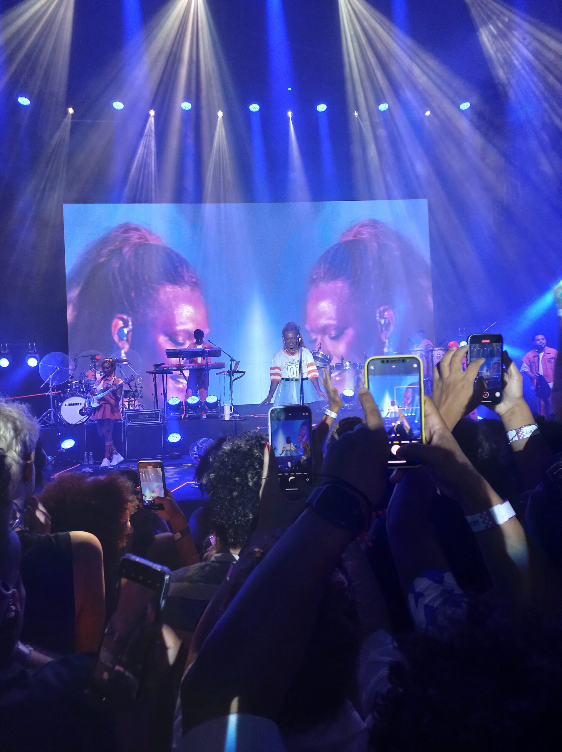 Liniker se apresentando ao vivo durante a turnê do álbum Caju, em Campinas, 2025