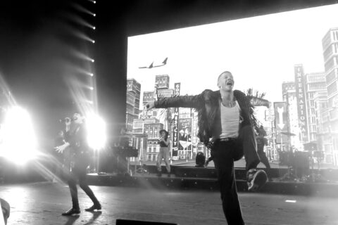Macklemore se apresentando ao vivo no palco