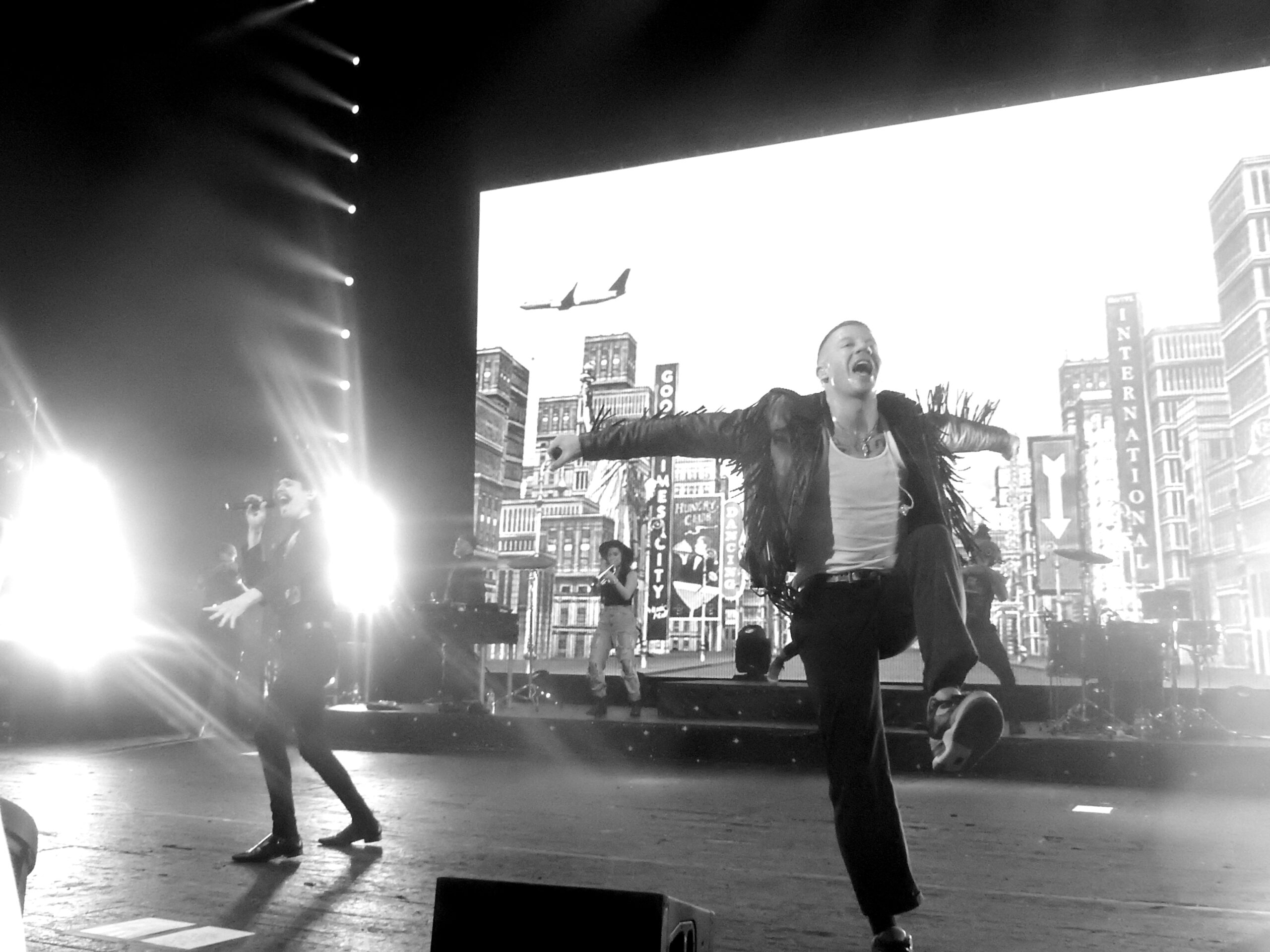 Macklemore se apresentando ao vivo no palco
