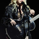 Madonna se apresentando ao vivo em 2023