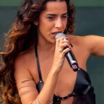 Marina Sena se apresentando ao vivo no palco
