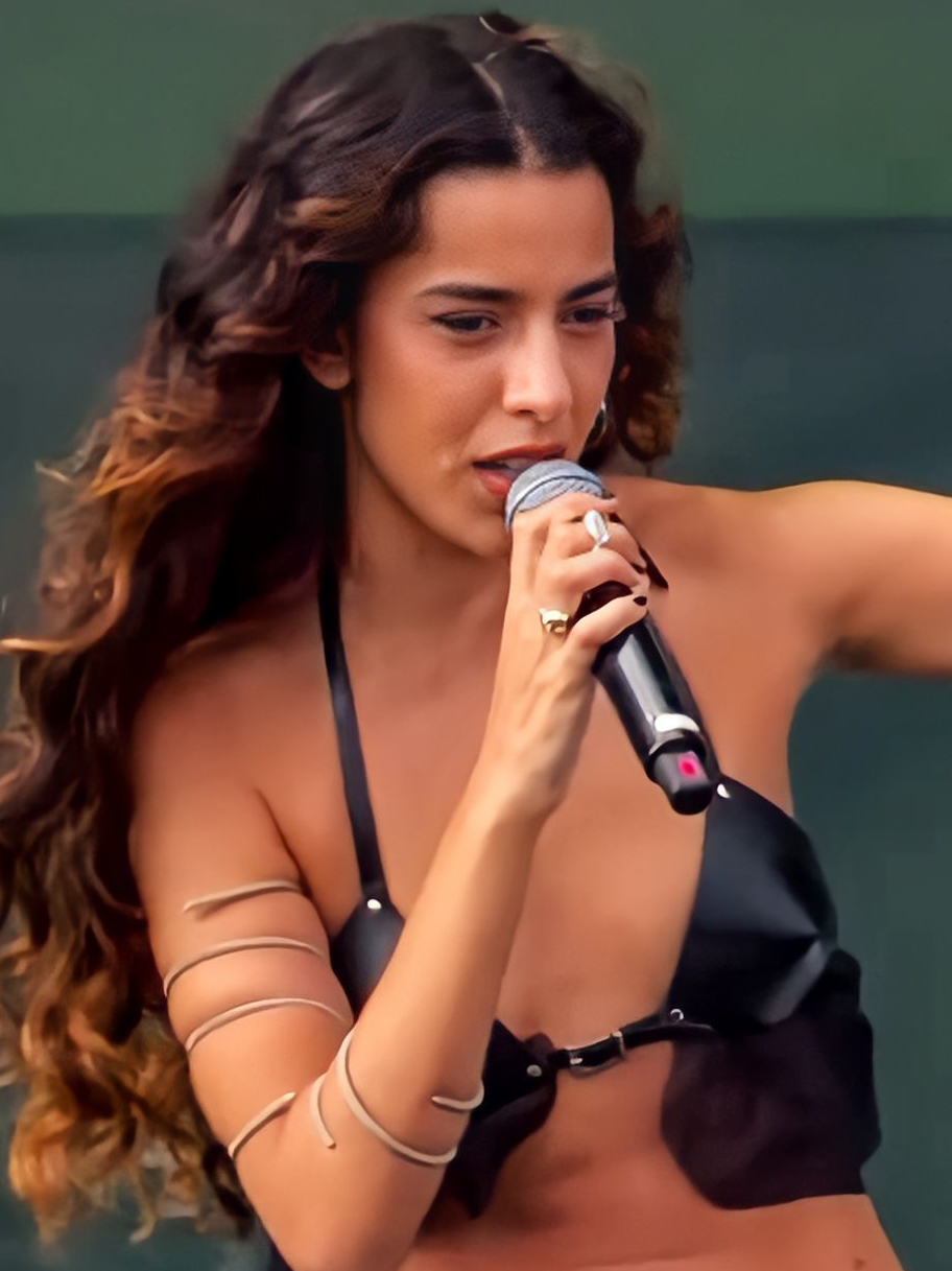 Marina Sena se apresentando ao vivo no palco