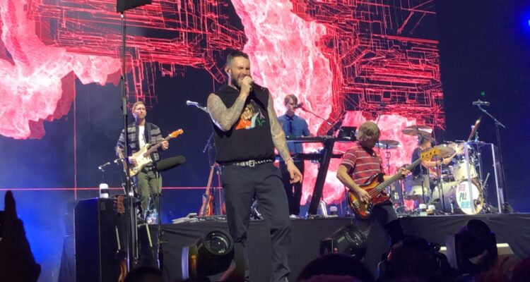 Banda Maroon 5 se apresentando ao vivo