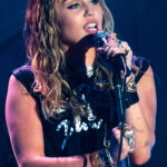 Miley Cyrus se apresentando ao vivo
