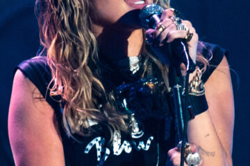 Miley Cyrus se apresentando ao vivo
