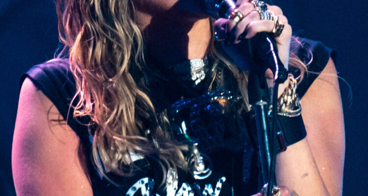 Miley Cyrus se apresentando ao vivo
