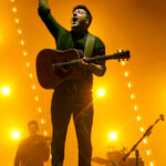 Mumford & Sons se apresentando ao vivo em festival
