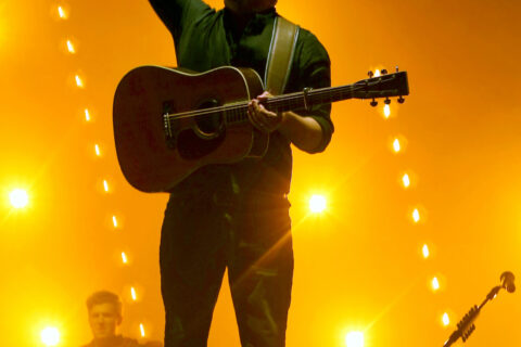 Mumford & Sons se apresentando ao vivo em festival