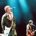 Liam Gallagher e Noel Gallagher, do Oasis, em apresentação ao vivo