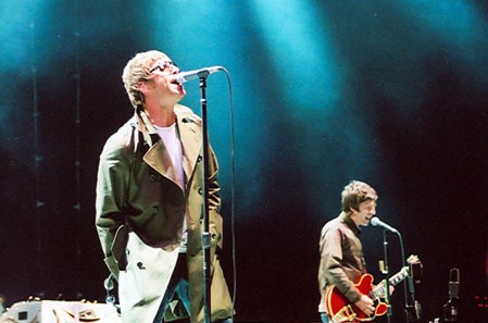 Liam Gallagher e Noel Gallagher, do Oasis, em apresentação ao vivo