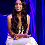 Olivia Rodrigo cantando no palco