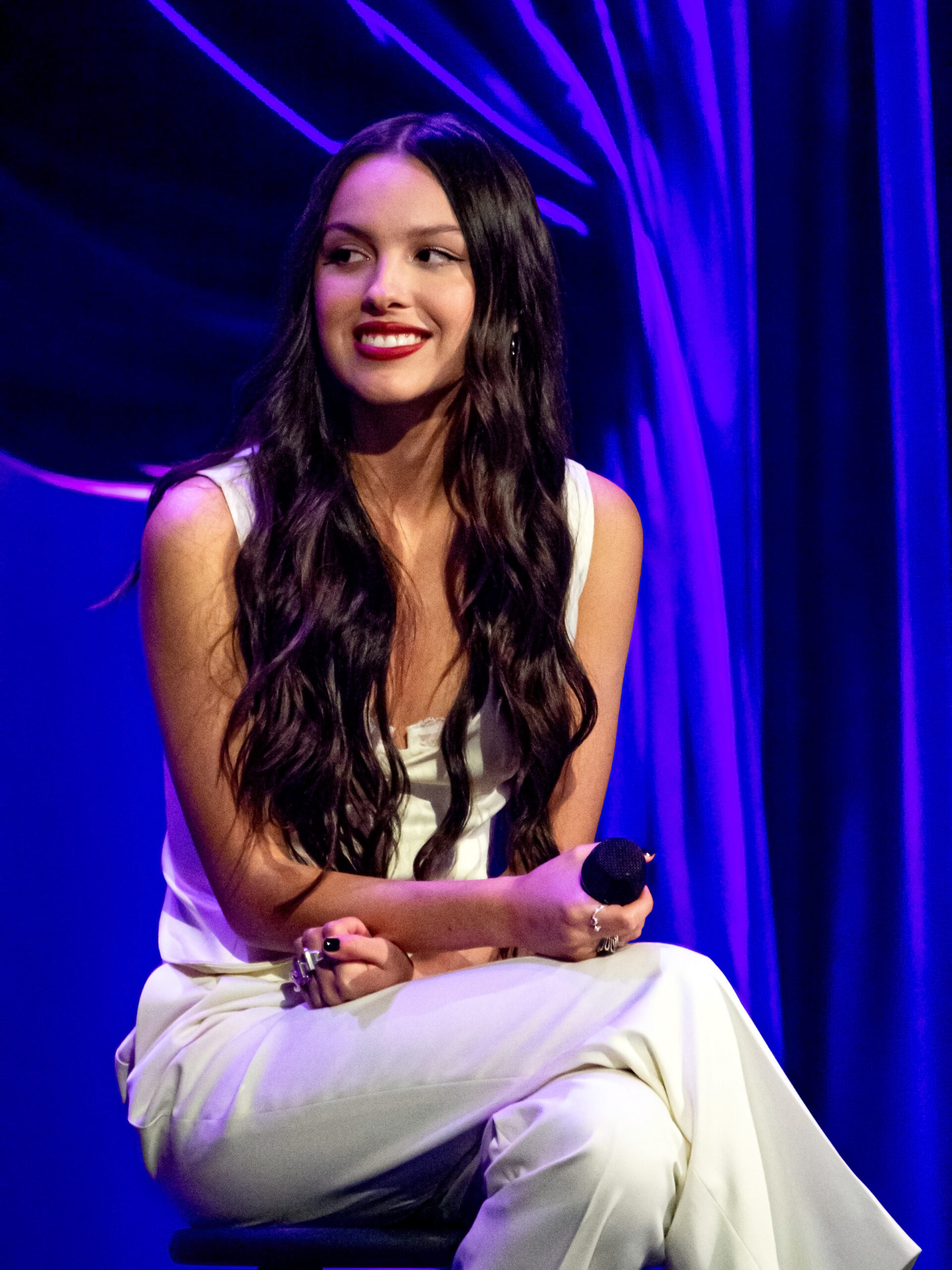 Olivia Rodrigo cantando no palco