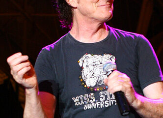 Pete Byrne, vocalista do Naked Eyes, em apresentação